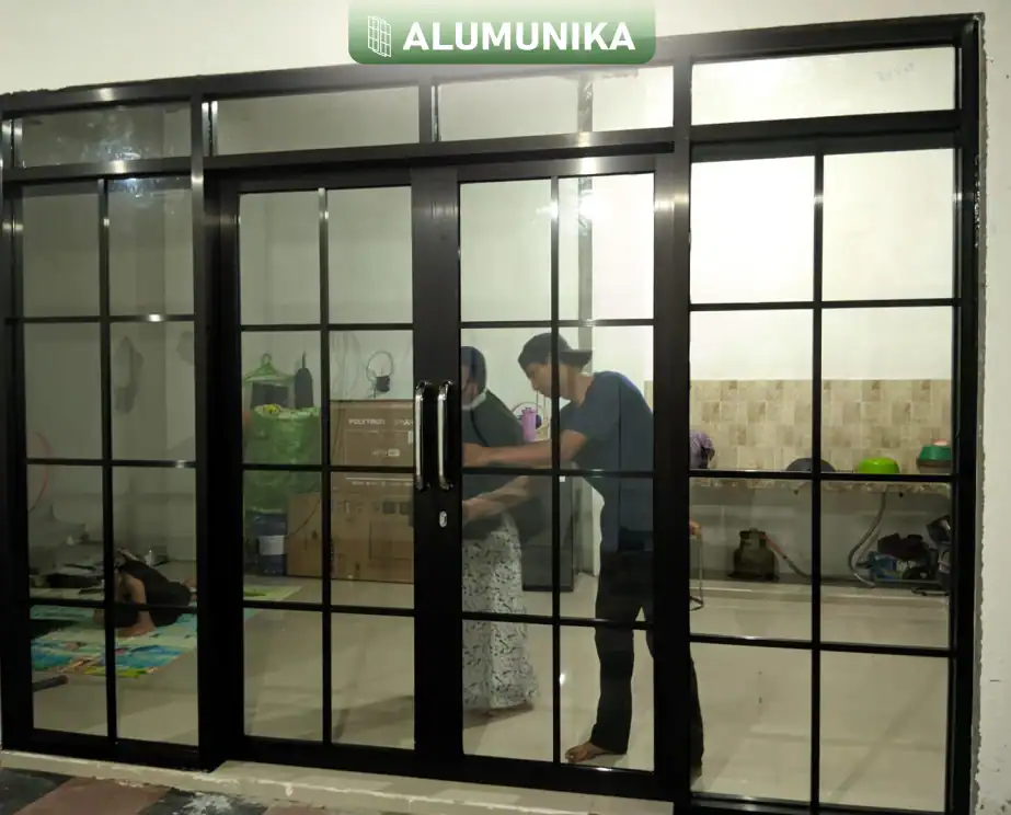 pintu kaca kupu tarung
